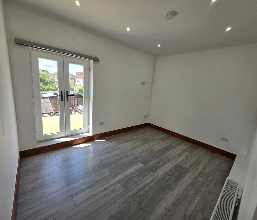Bright and Spacious First-Floor Studio Flat, Dorset Road, SW19