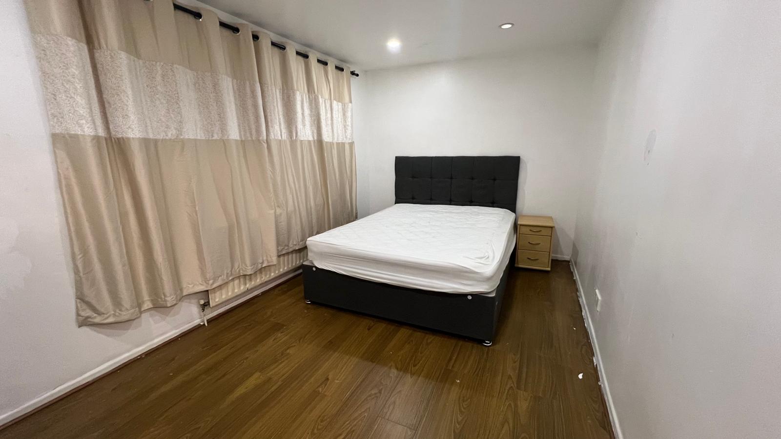 Spacious Double Room on Fir Tree Avenue CR4