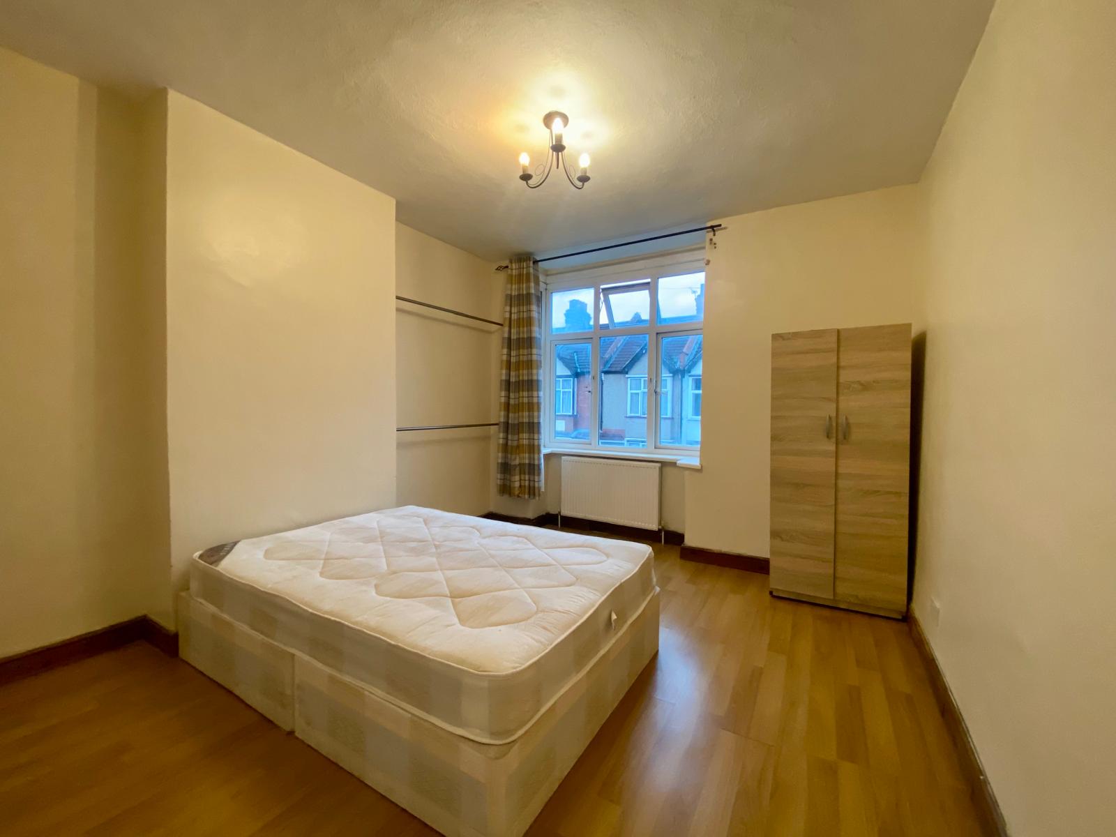 Spacious 3-Bedroom Mid-Terrace House – Oakwood Avenue, CR4