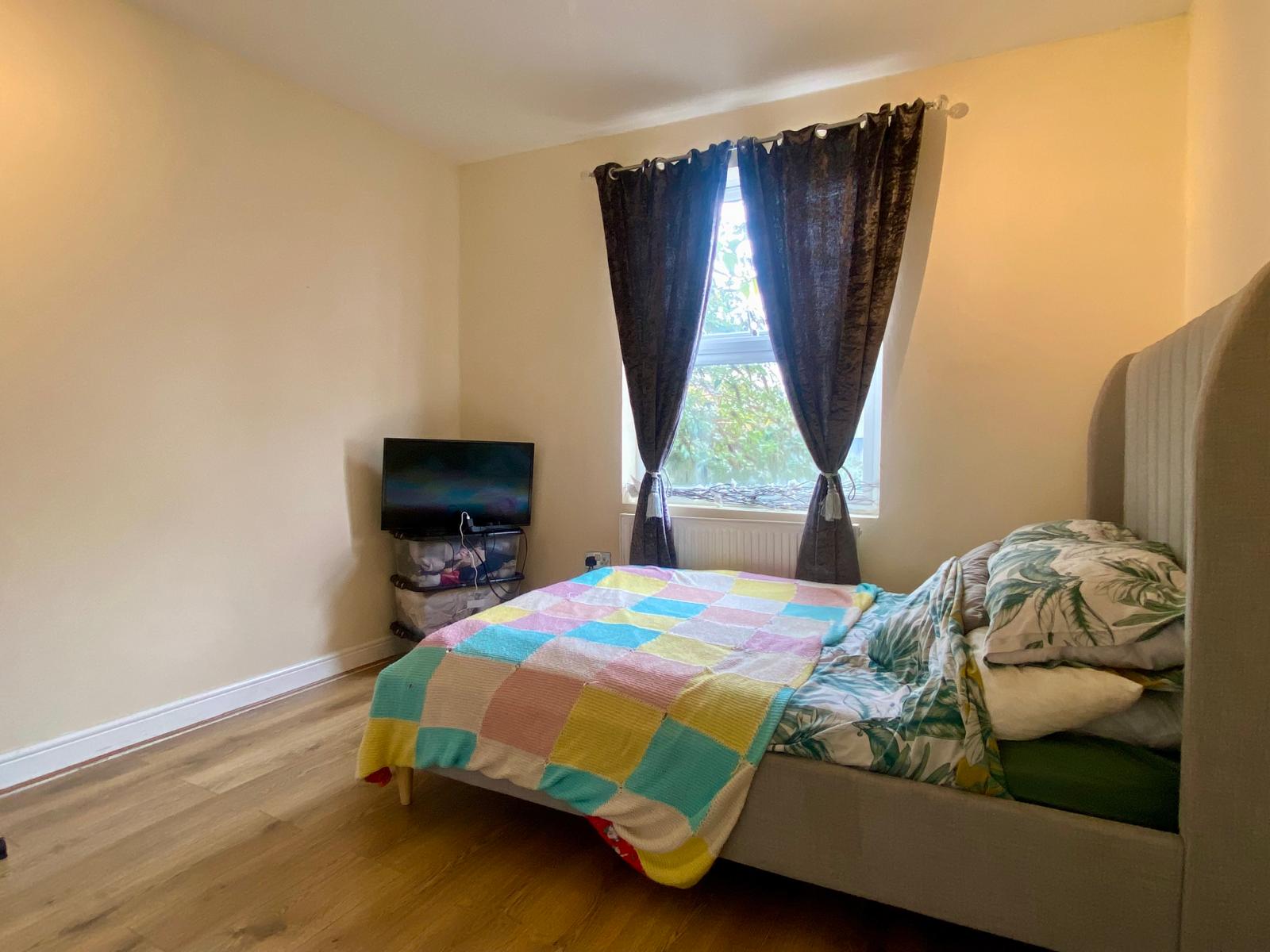 Bright and Spacious 2-Bedroom Flat on Garratt Lane, SW18