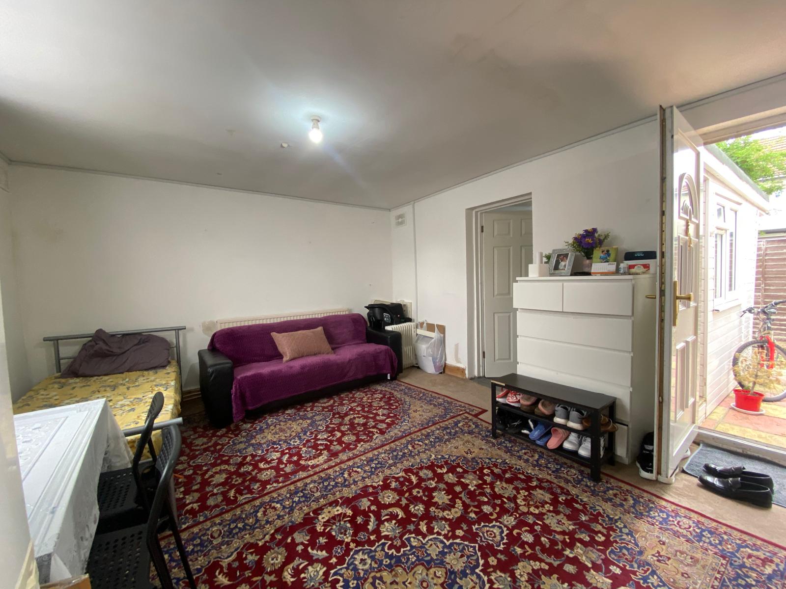 Spacious 1-Bedroom Rear Garden Flat – Western Road, CR4