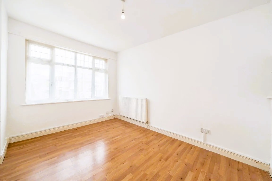 4-Bedroom Mid-Terrace Family Home with Garden & Driveway – The Grange, HA0