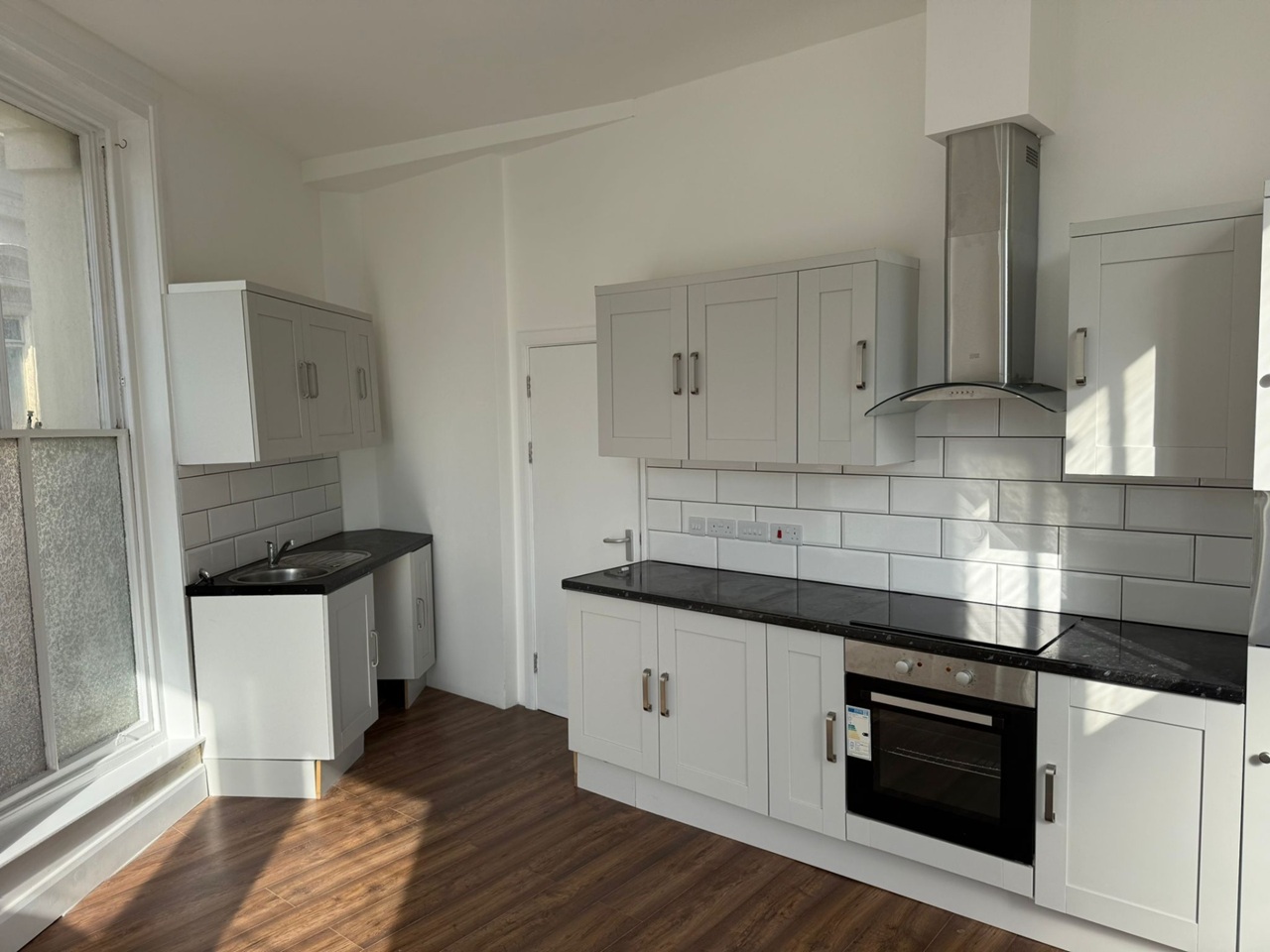 Spacious 1-Bedroom Unfurnished Flat to Rent – Station Road, TN34