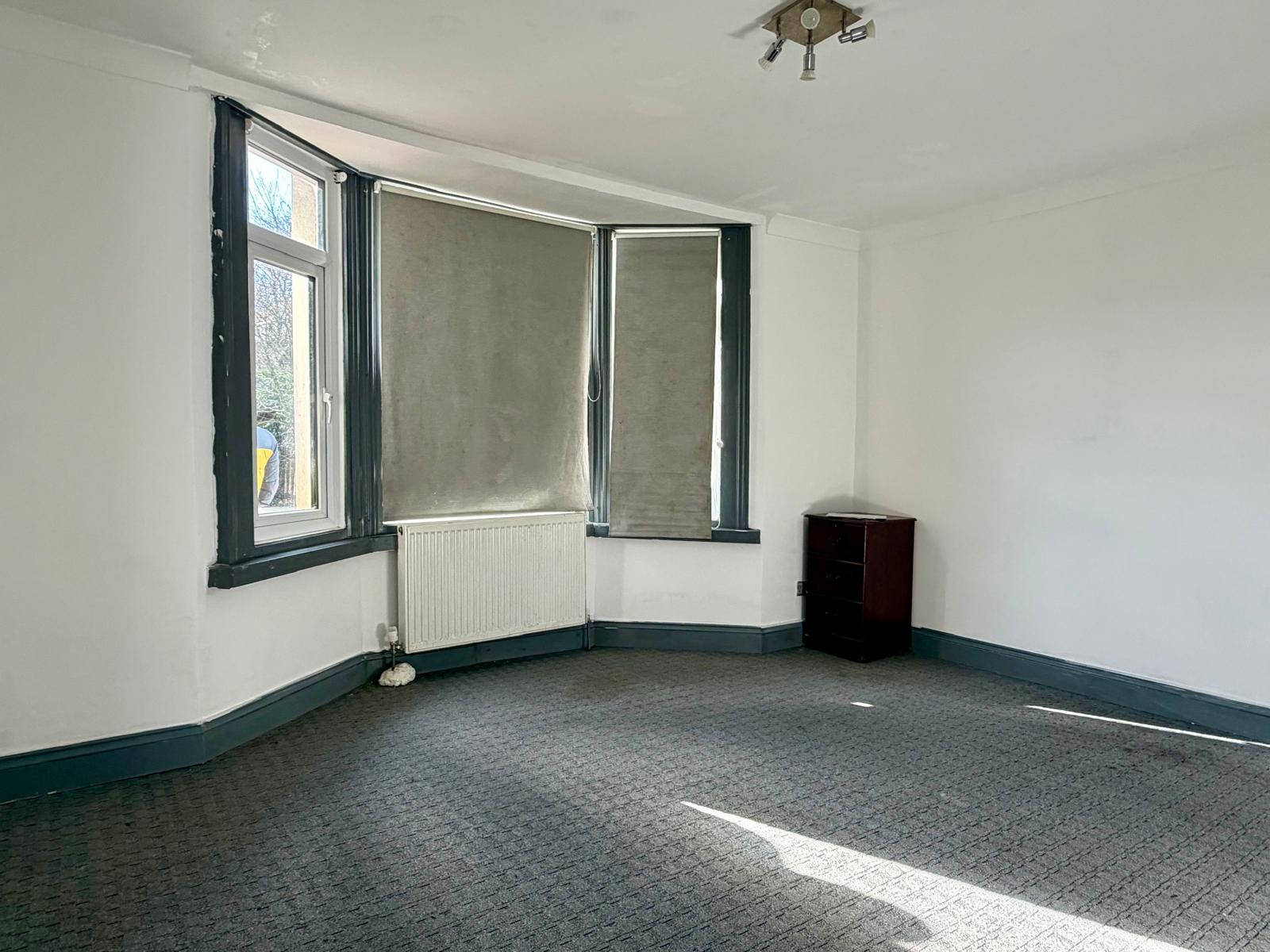 Spacious 5-Bedroom Detached Family Home with Garden – Faggs Road, TW14