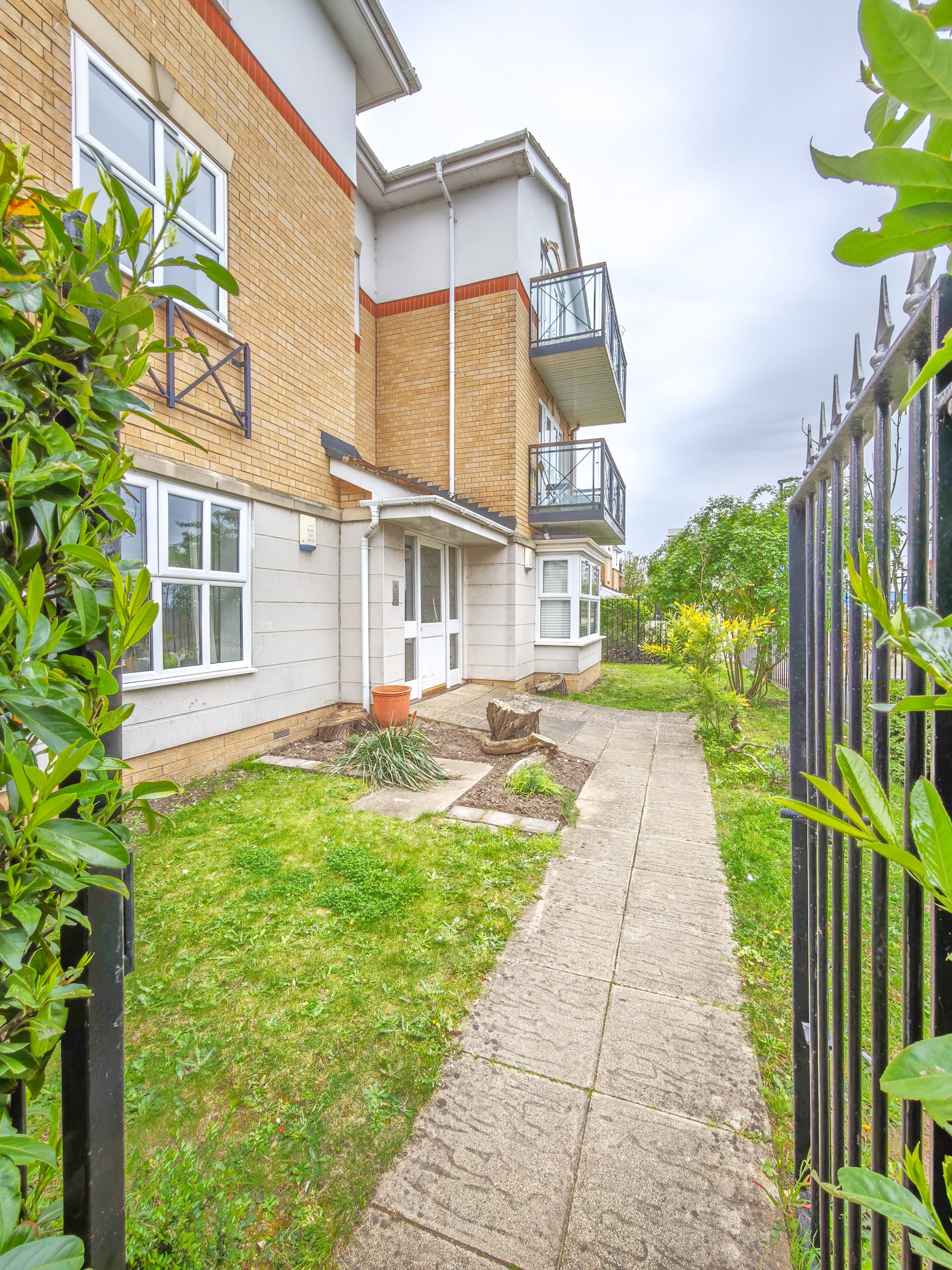 Stylish 2-Bedroom Flat with River Views in Thamesmead