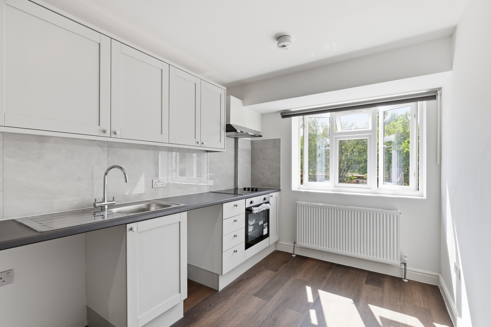 2 Bedroom Flat with Open-Plan Living Area Available Now in Worsley Bridge Road, SE26