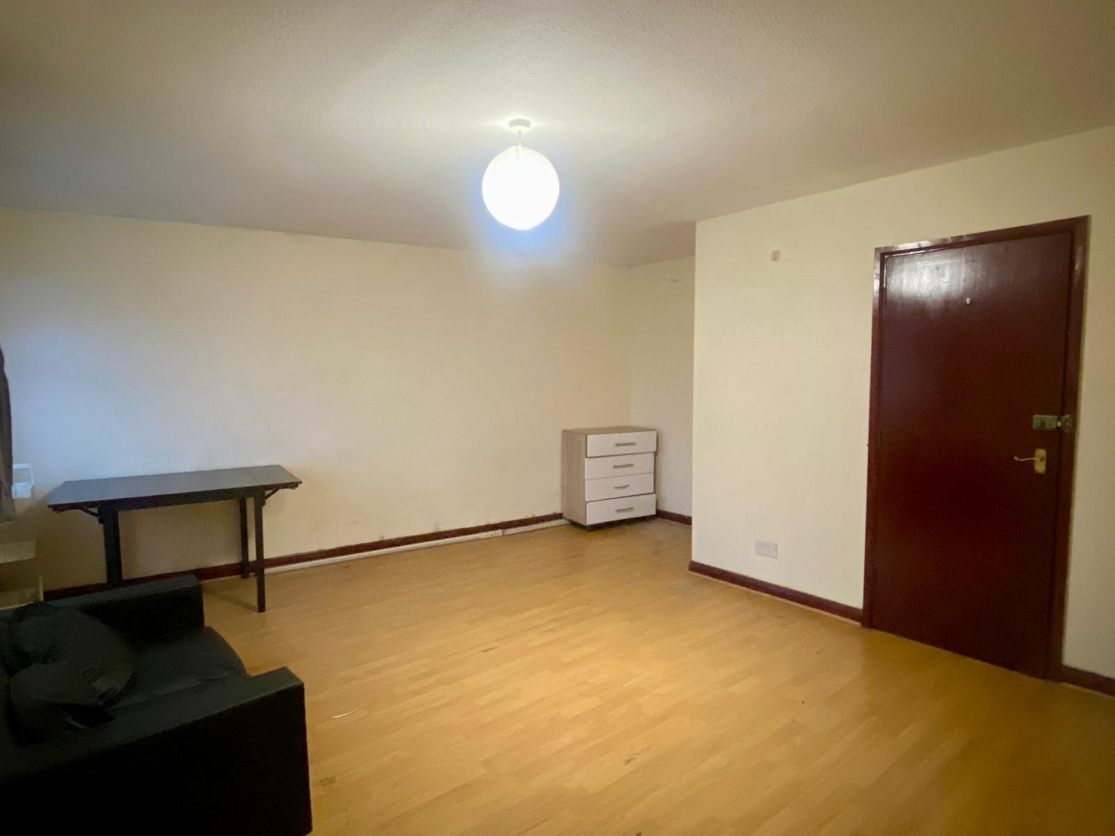 Spacious Furnished Room in Modern Shared Flat – Upper Tooting Road, SW17