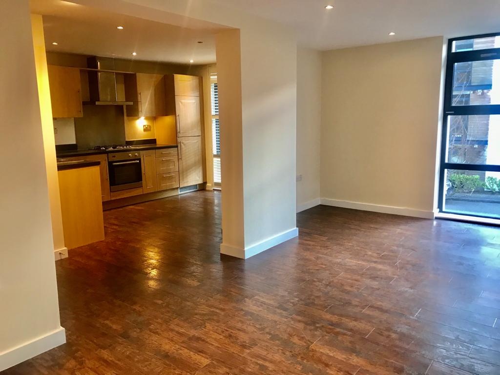 Spacious 2-Bed, 2-Bath Flat with Parking – Repton House, SW15