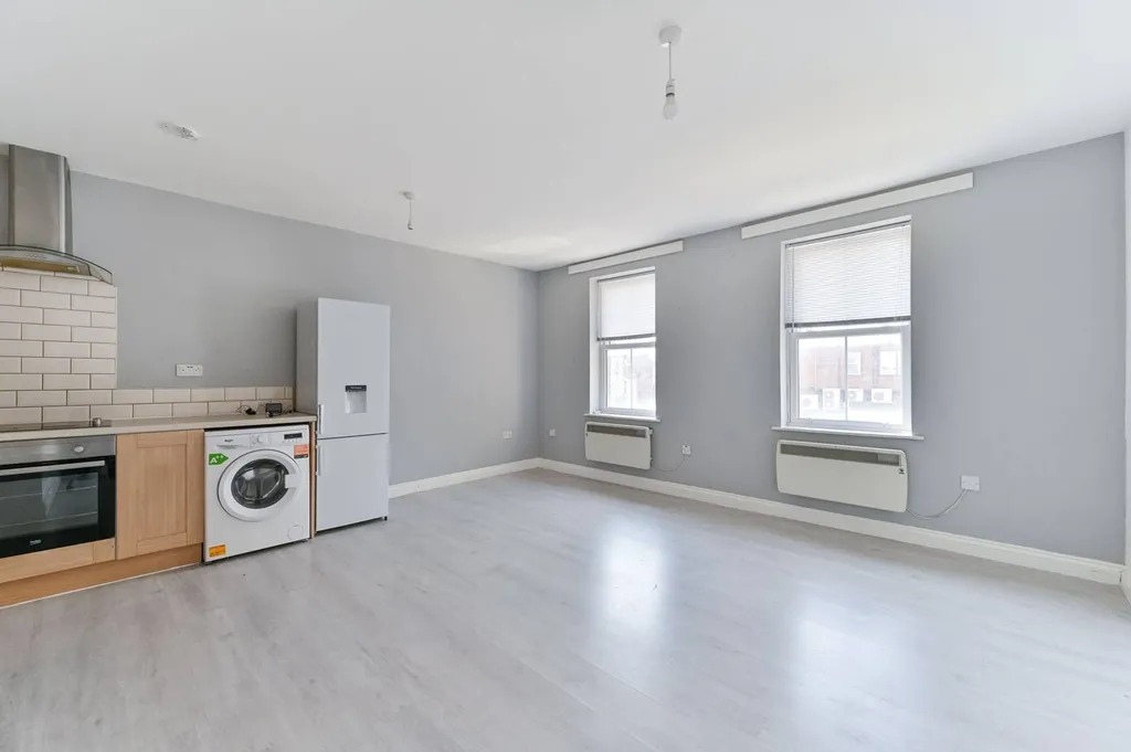 Modern 1-Bed First Floor Flat – Lower Road, Sutton SM1