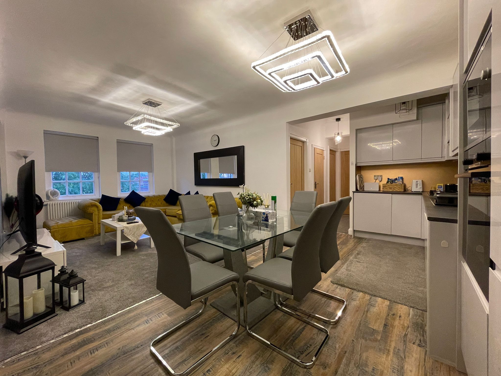 Elegant Three-Bedroom Furnished Apartment in Prestigious Pelham Court, SW3 – Concierge & Lift Access