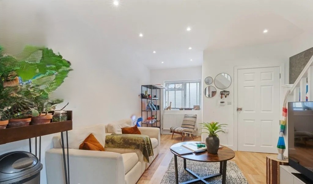 Elegant 1-Bedroom Split-Level Home, Coliston Passage, SW18