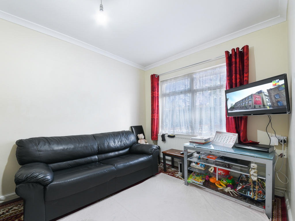 Spacious 3-Bedroom Terraced House with Garden, Lessingham Avenue, SW17