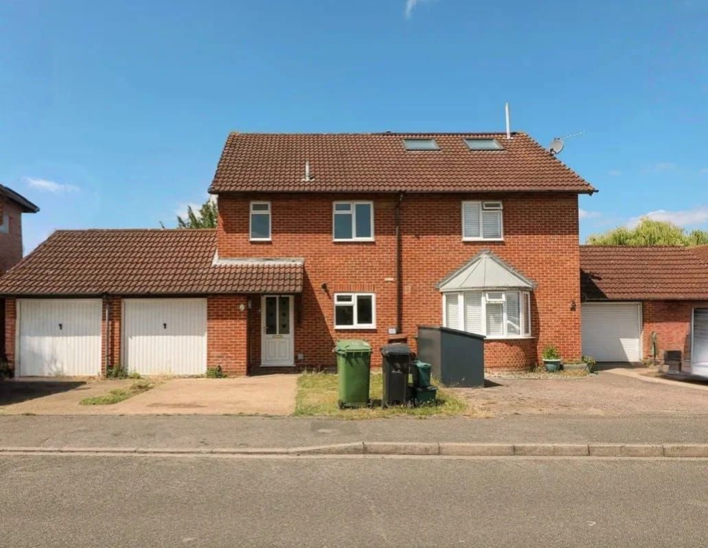 3-Bedroom Semi-Detached House, Worcester Park, KT4
