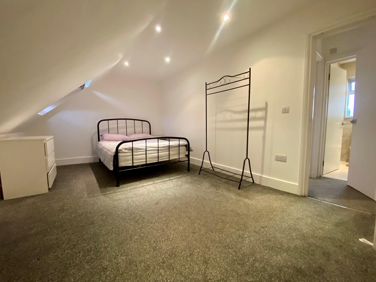 One-Bedroom Self-Contained Flat to Rent – Langdale Avenue, CR4