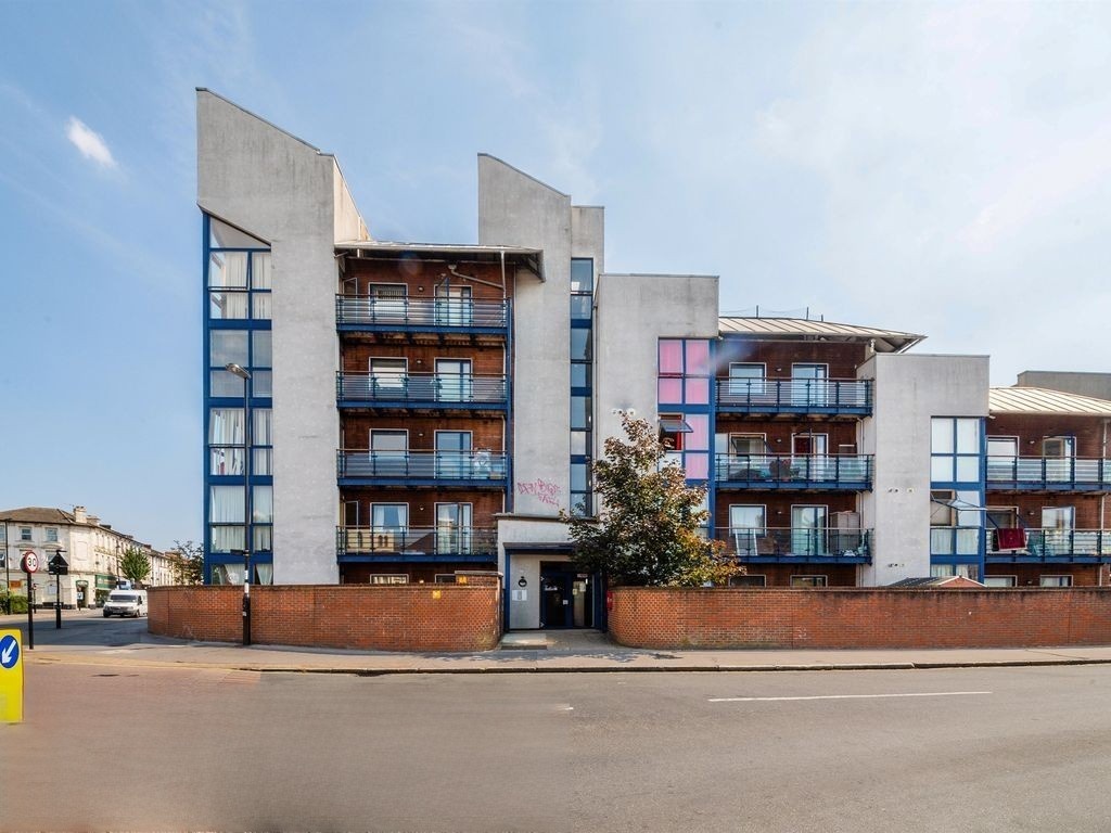 Modern 2-Bed Flat with Balcony & Parking, Innova Court, CR0