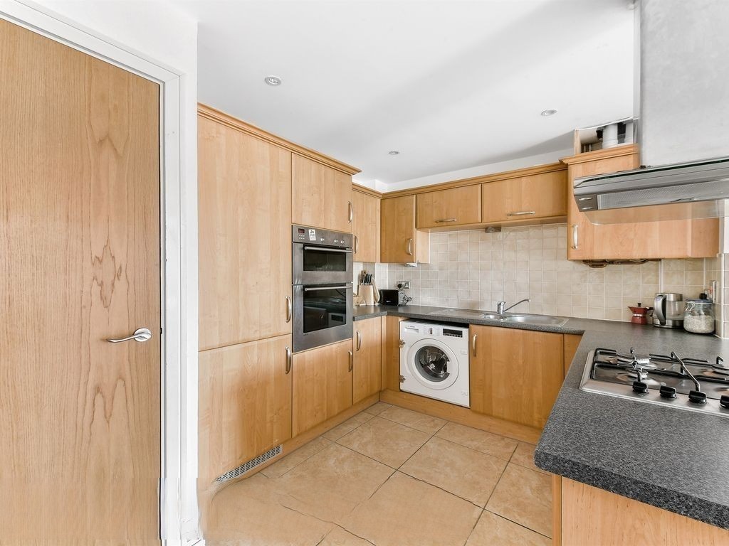 Modern 2-Bed Flat with Balcony & Parking, Innova Court, CR0