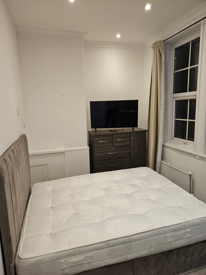 Spacious Studio Flat to Rent on Wandsworth High Street, SW18