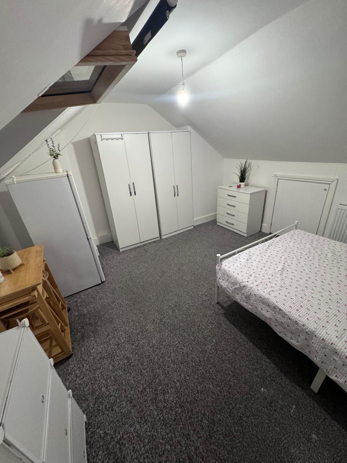 Spacious Double Room in 5-Bed Shared House – Streatham Road, SW16
