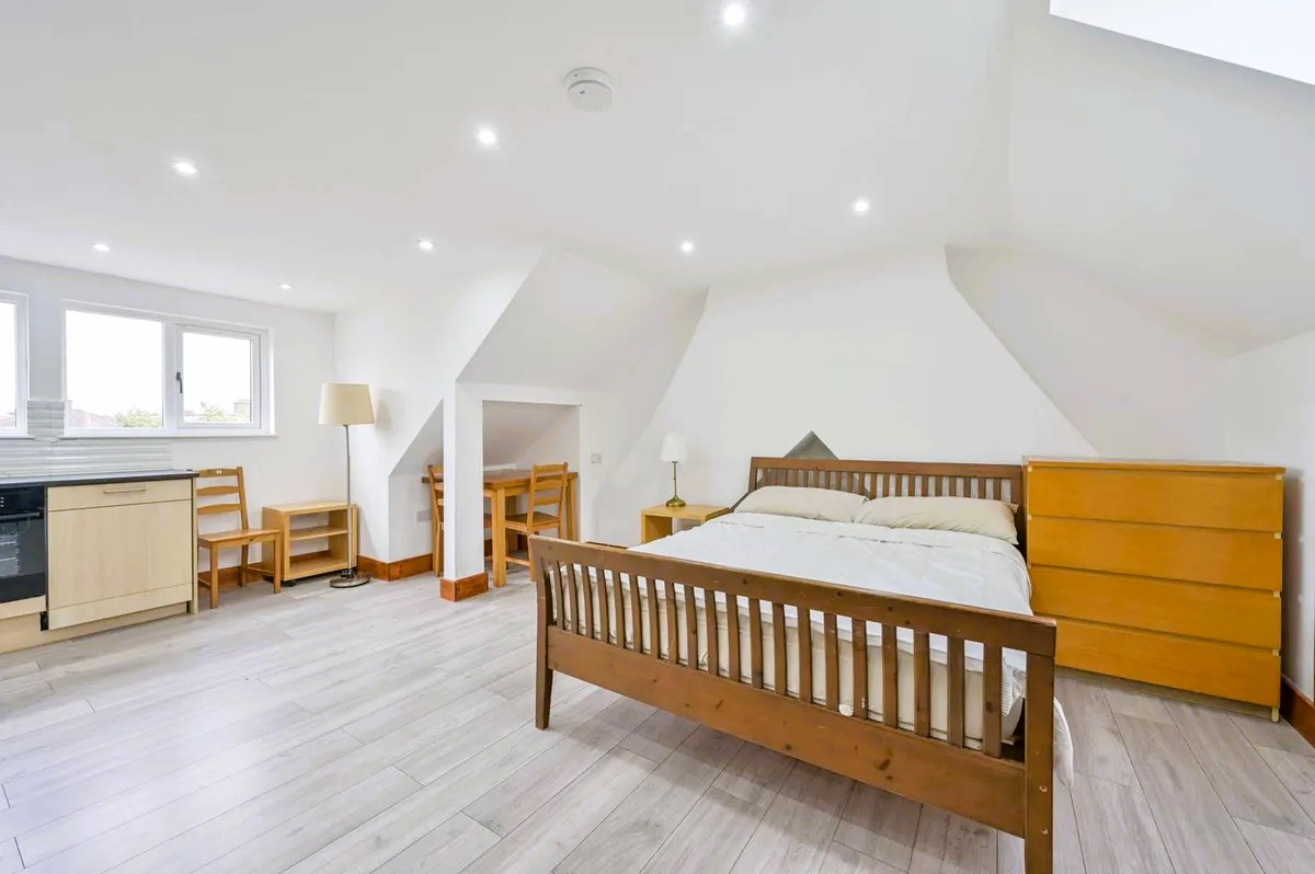 Spacious Fully Furnished Studio Flat – Second Floor, Dorset Road, SW19