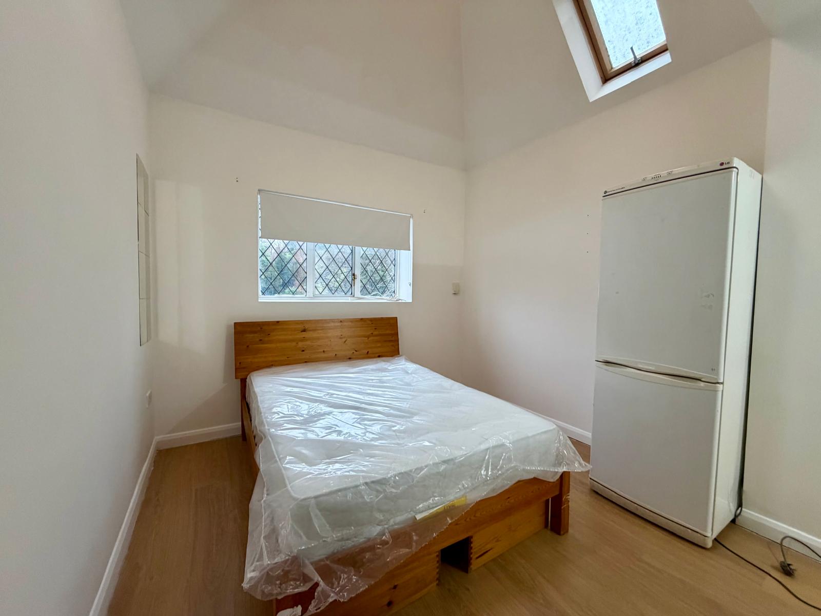 First-Floor Studio Flat to Rent – Fully Furnished, Pollards Hill West, SW16