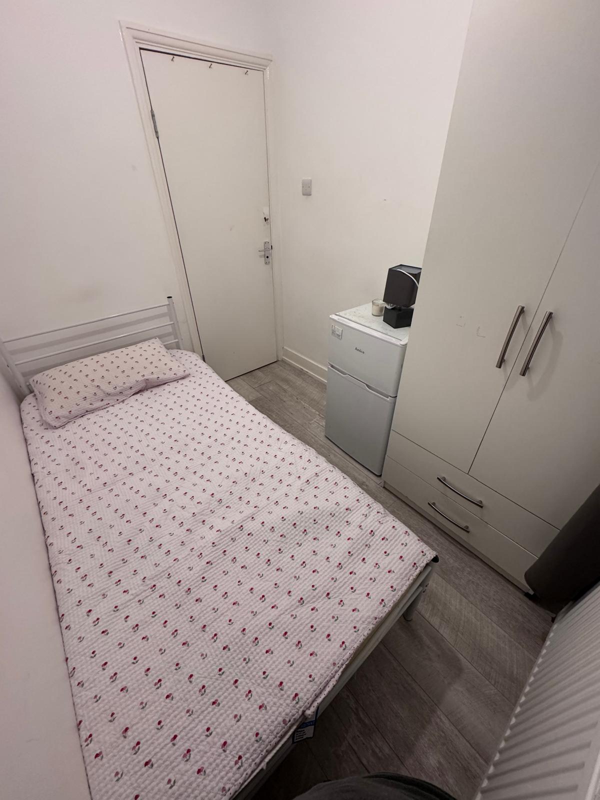 Bright Furnished Single Room in 5-Bed House – Streatham Road, SW16
