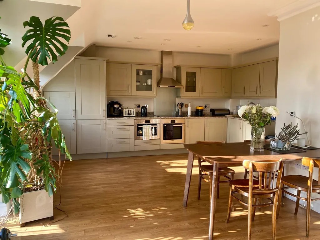 Modern 2-Bedroom Flat with Private Balcony & Allocated Parking – Cedar House, CR8