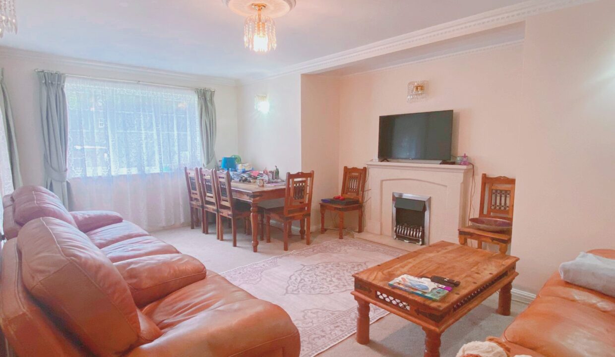 Spacious 2-Bedroom, 2-Bathroom Flat with Garage and Private Outdoor Area – Faygate Court, CR2