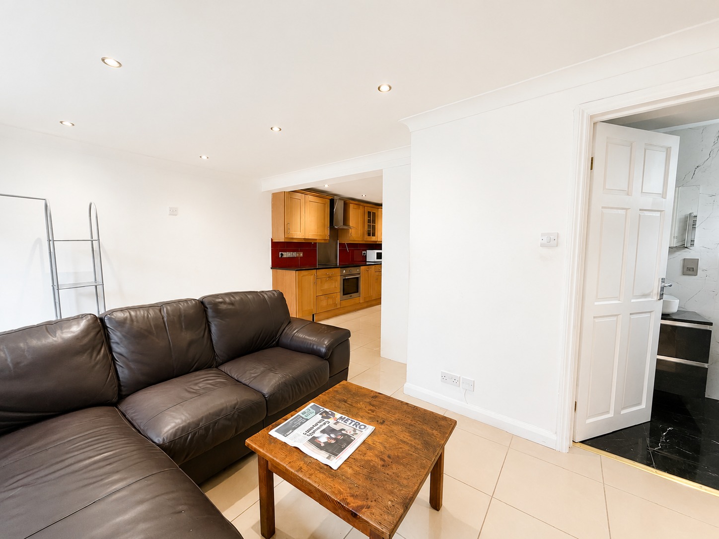 1 Bedroom Basement Flat on Chatto Road, SW1