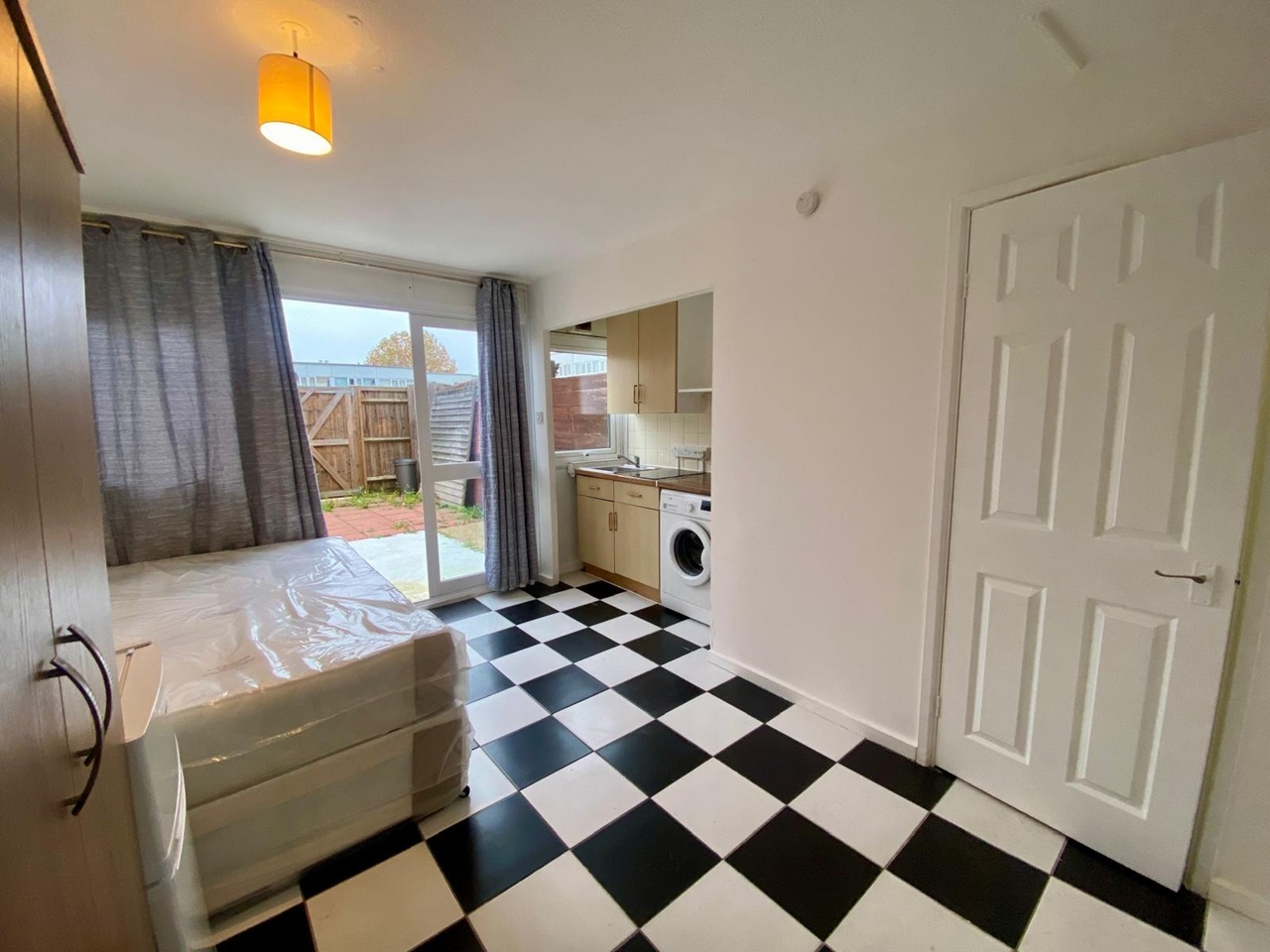 Modern Furnished Studio Flat with Private Garden – Caernarvon Close, CR4