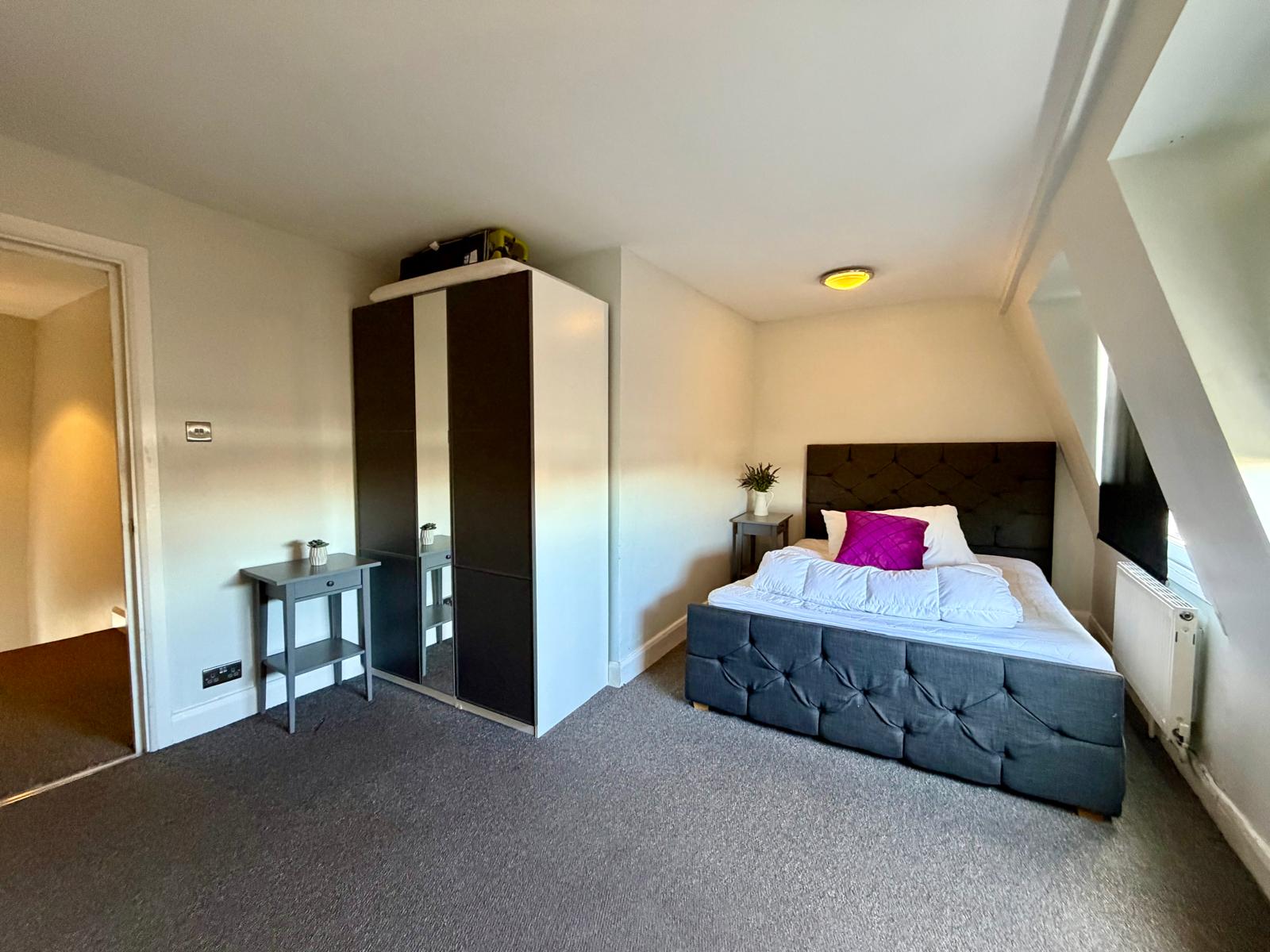 Modern 3-Bedroom Split-Level Apartment – Denmark Hill, SE5