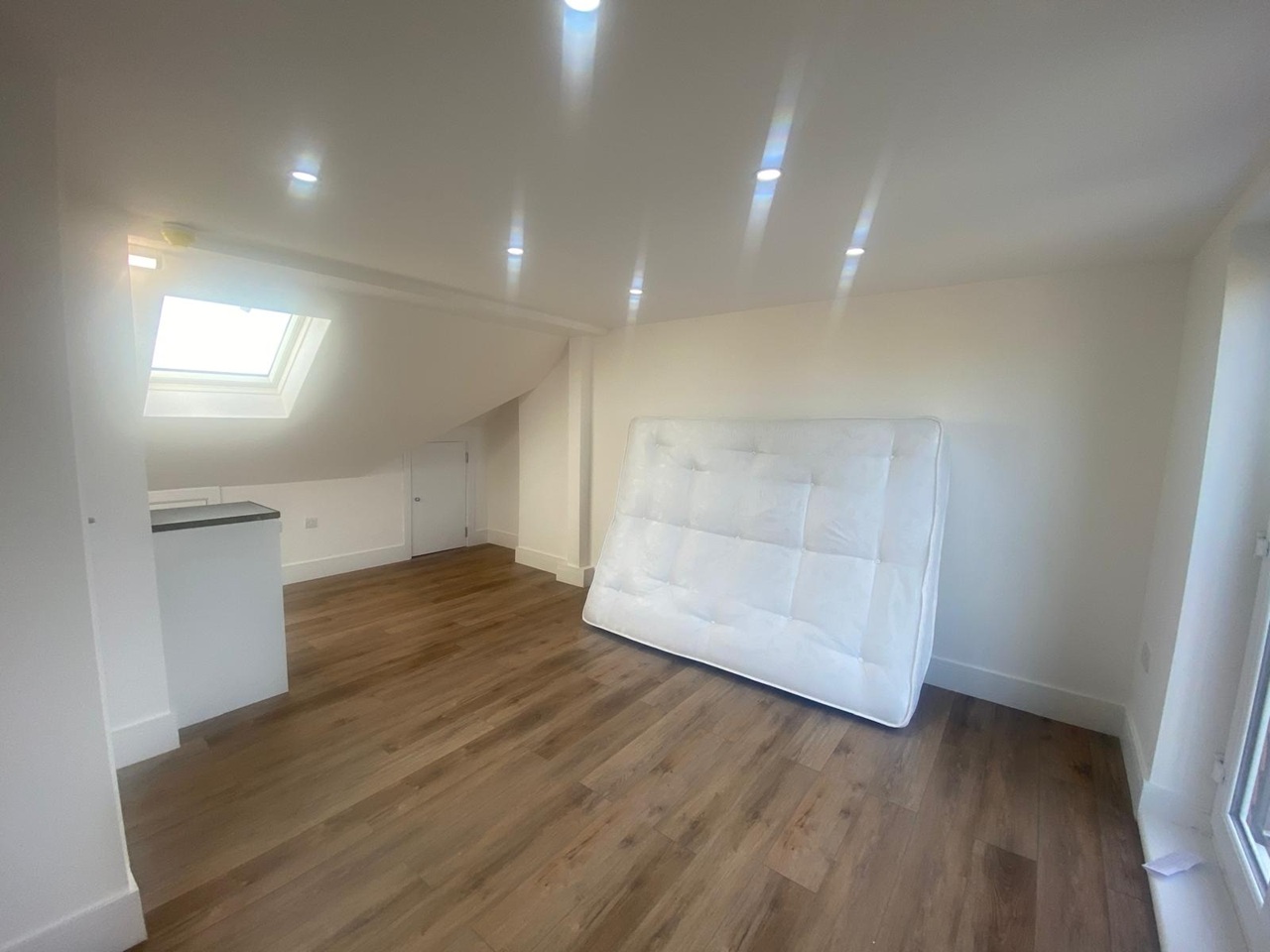 Bright Furnished Top-Floor Studio Flat in Walton Avenue, SM3