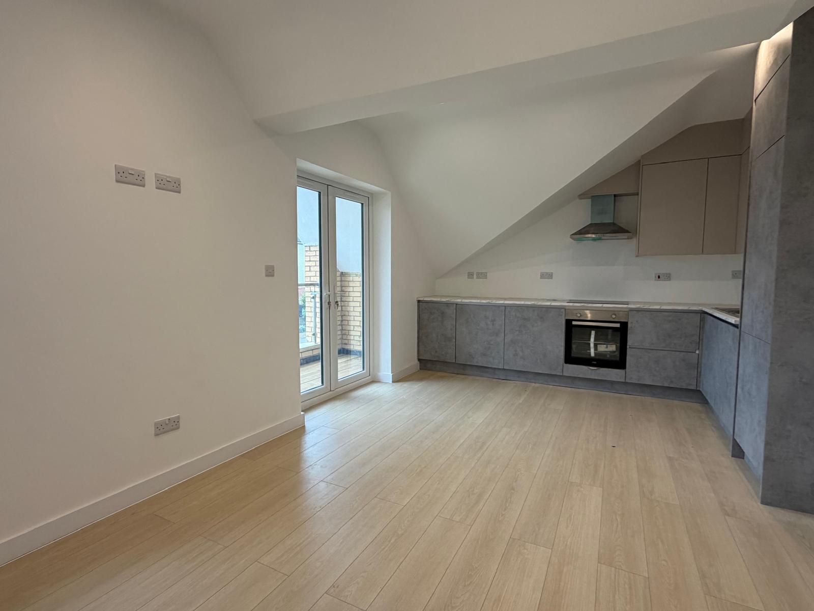 Second-Floor One-Bedroom Flat, Thornhill Road, CR0